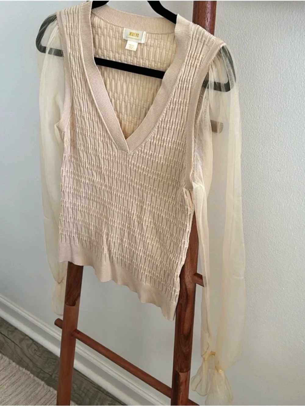Anthropologie Cream Knit V‑Neck Top with Sheer Puff Sleeves XS